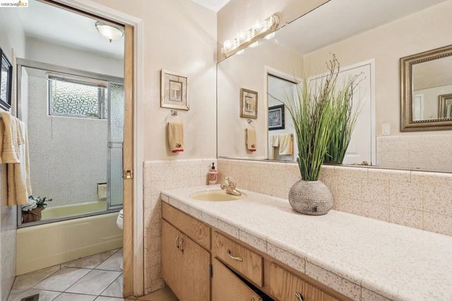 11233 Monan St, Oakland, CA 94605