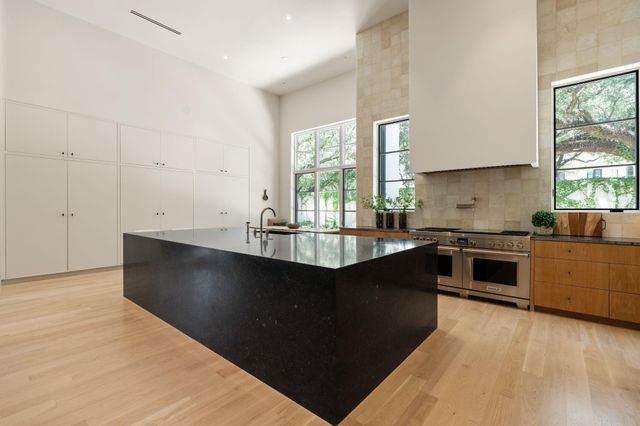 5641 Holly Springs Drive, Houston, TX 77056