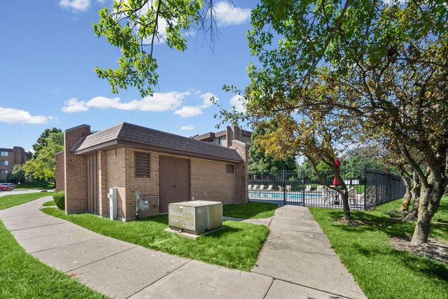1795 Lake Cook Road 110, Highland Park, IL 60035