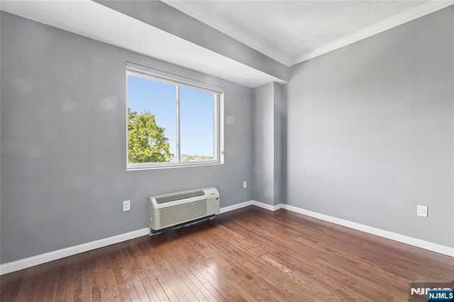 399 11th Street 403, Palisades Park, NJ 07650