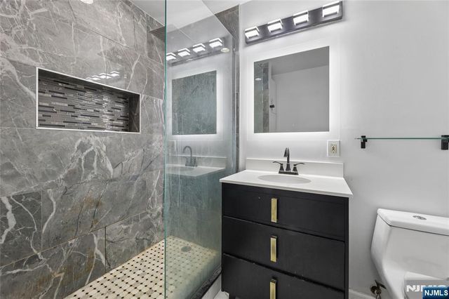 399 11th Street 403, Palisades Park, NJ 07650