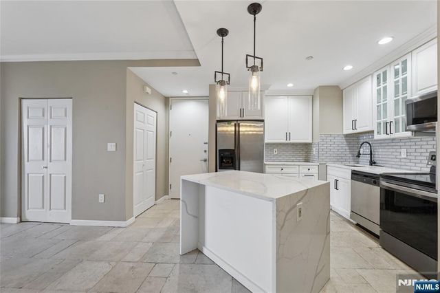 399 11th Street 403, Palisades Park, NJ 07650
