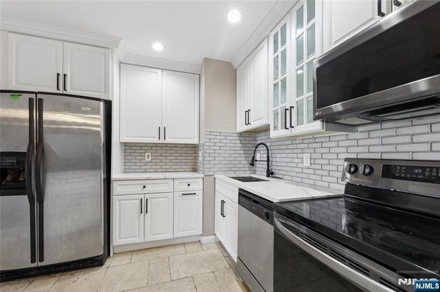 399 11th Street 403, Palisades Park, NJ 07650