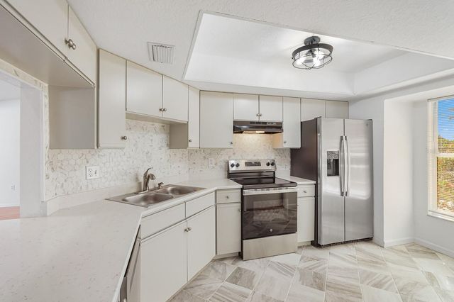 3323 MEADOW RUN CIRCLE, Venice, FL 34293