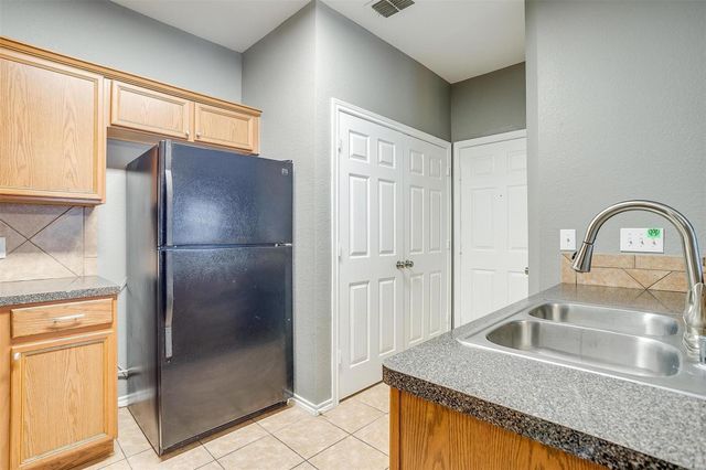 814 Walnut Street, Burleson, TX 76028