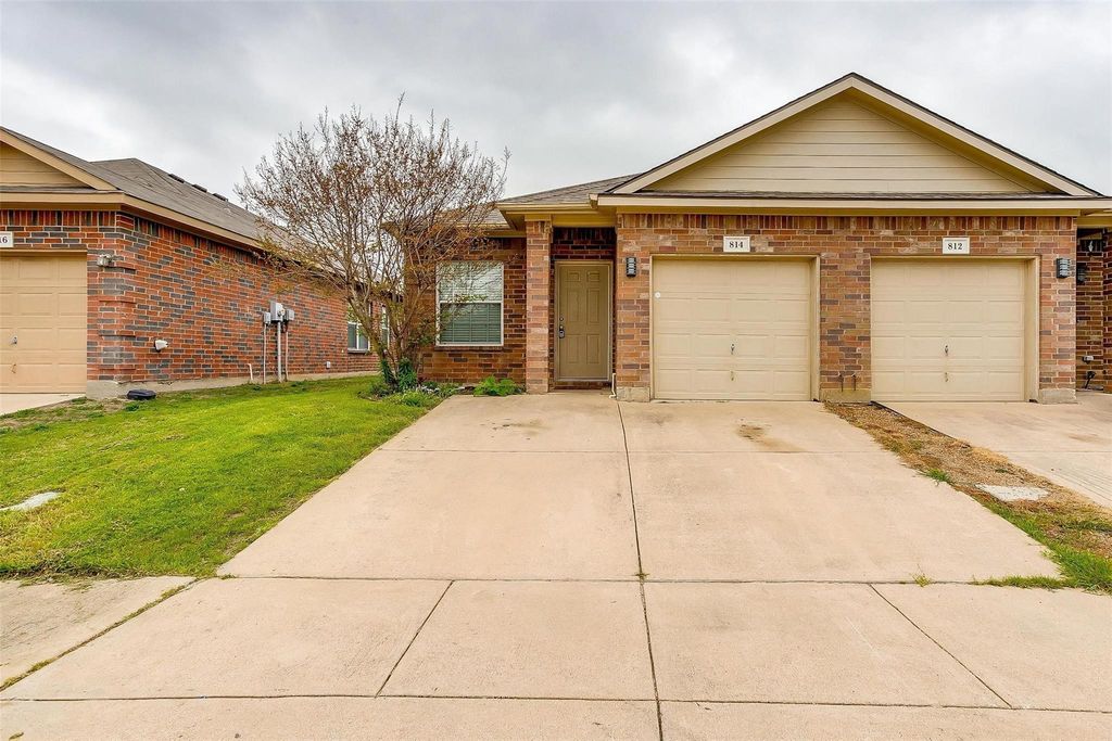 814 Walnut Street, Burleson, TX 76028