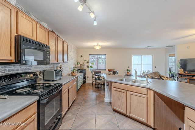 650 W Calle Franja Verde, Sahuarita, AZ 85629