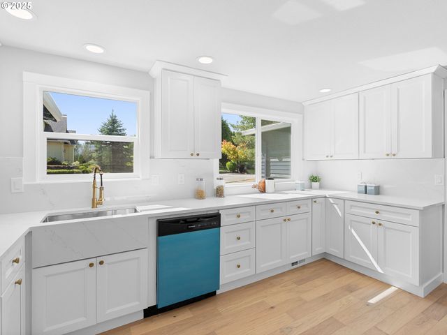 1925 HILLHOUSE Dr, West Linn, OR 97068