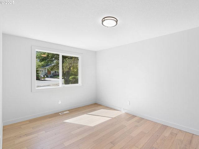 1925 HILLHOUSE Dr, West Linn, OR 97068