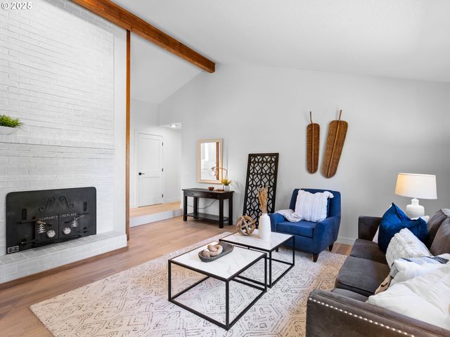 1925 HILLHOUSE Dr, West Linn, OR 97068