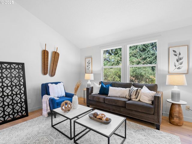 1925 HILLHOUSE Dr, West Linn, OR 97068