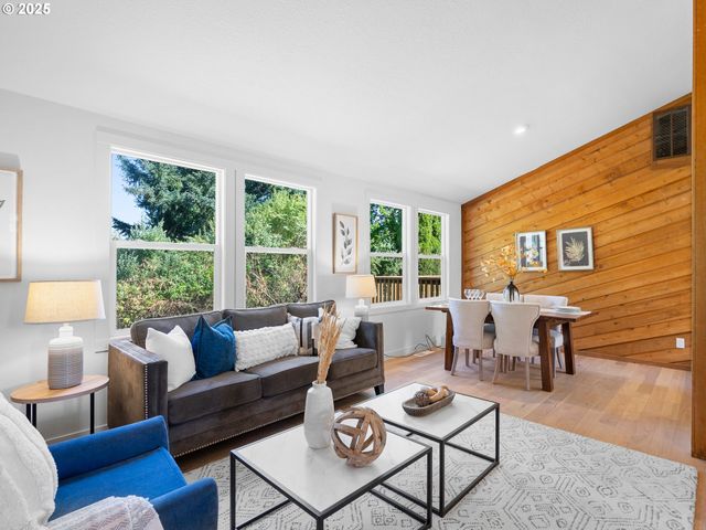 1925 HILLHOUSE Dr, West Linn, OR 97068