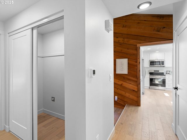 1925 HILLHOUSE Dr, West Linn, OR 97068