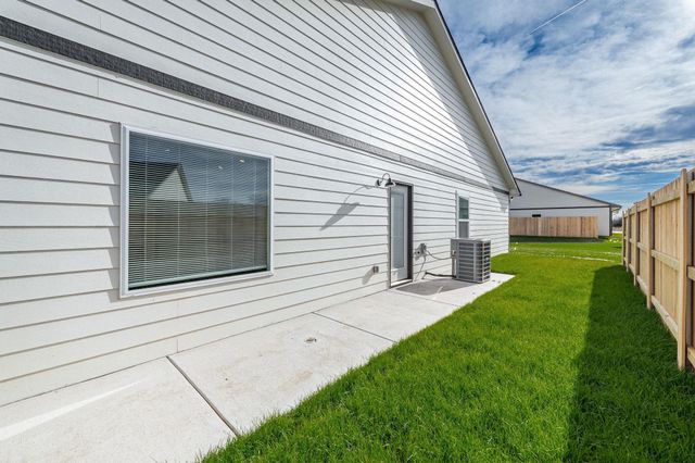 471 E Harper St, Valley Center, KS 67147