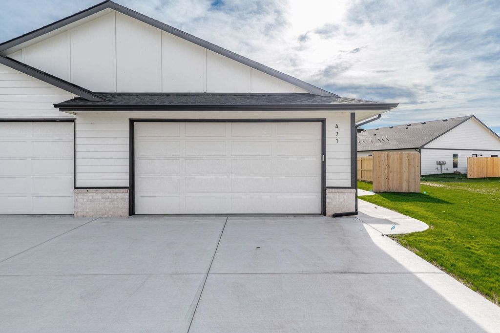 471 E Harper St, Valley Center, KS 67147