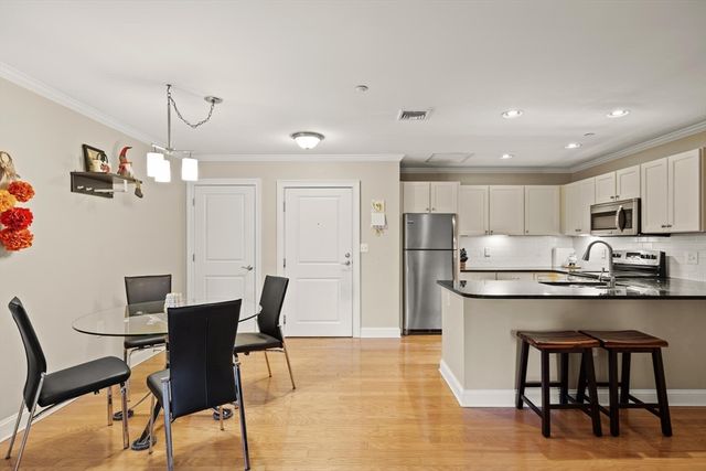 8 Crowninshield St 111, Peabody, MA 01960