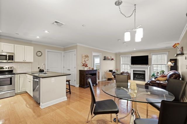 8 Crowninshield St 111, Peabody, MA 01960