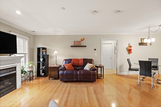 8 Crowninshield St 111, Peabody, MA 01960