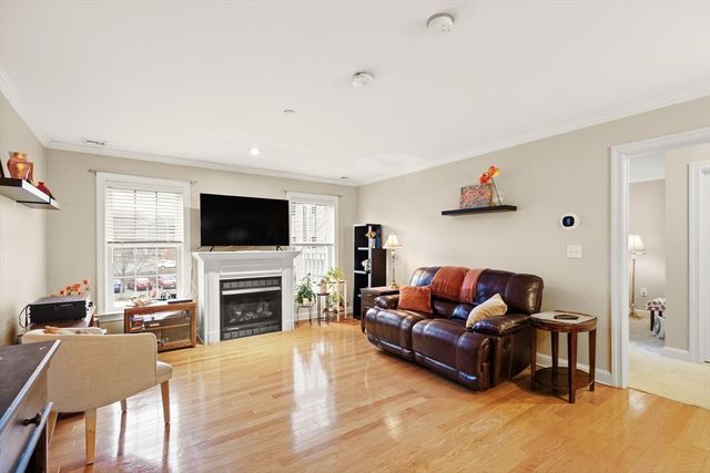 8 Crowninshield St 111, Peabody, MA 01960