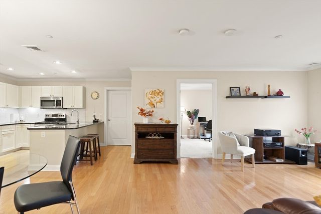 8 Crowninshield St 111, Peabody, MA 01960