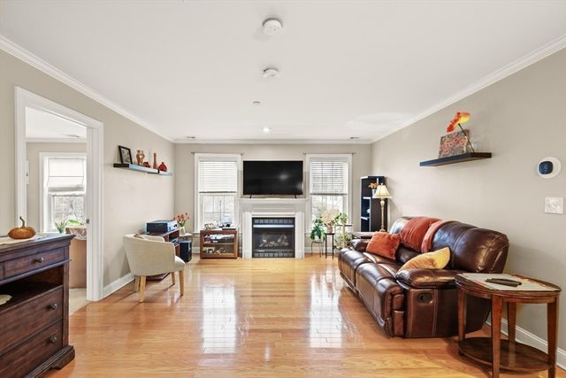 8 Crowninshield St 111, Peabody, MA 01960