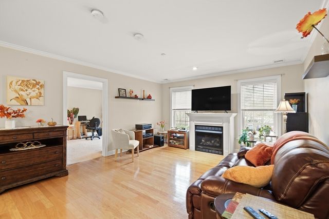 8 Crowninshield St 111, Peabody, MA 01960