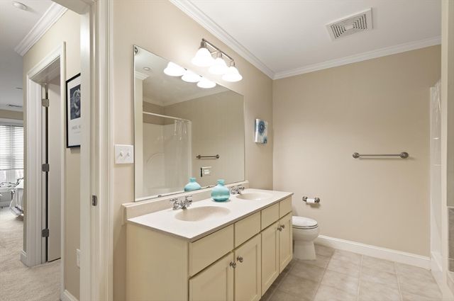 8 Crowninshield St 111, Peabody, MA 01960