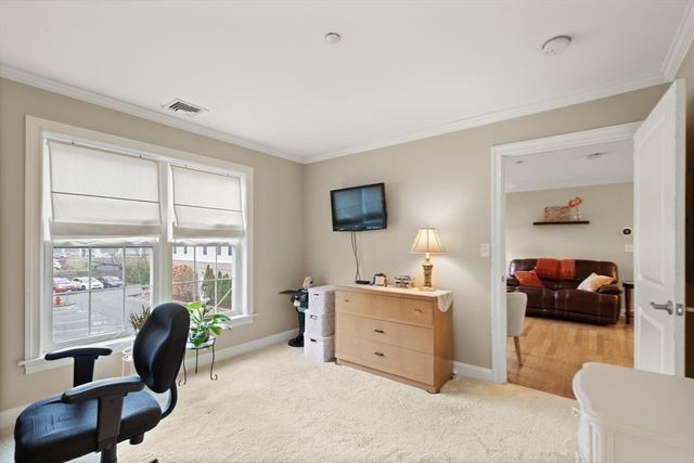 8 Crowninshield St 111, Peabody, MA 01960