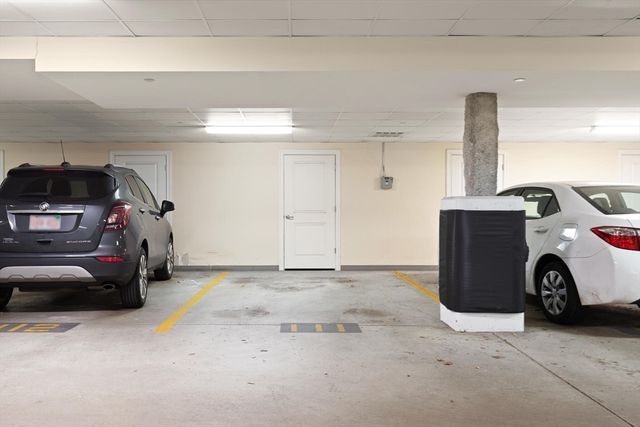 8 Crowninshield St 111, Peabody, MA 01960