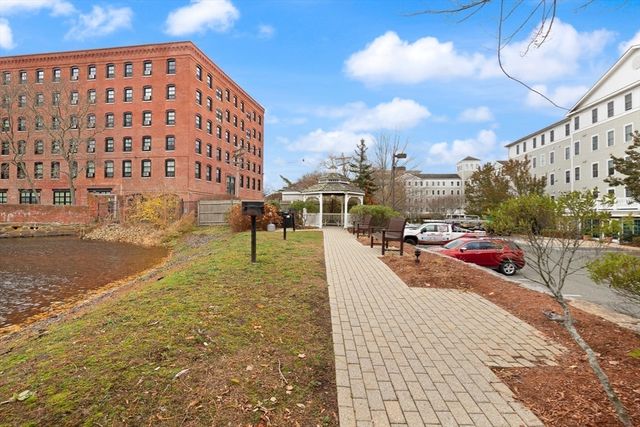 8 Crowninshield St 111, Peabody, MA 01960