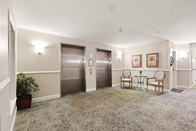 8 Crowninshield St 111, Peabody, MA 01960