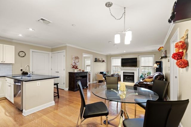 8 Crowninshield St 111, Peabody, MA 01960