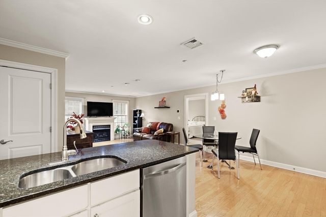 8 Crowninshield St 111, Peabody, MA 01960