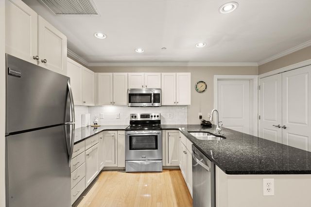 8 Crowninshield St 111, Peabody, MA 01960