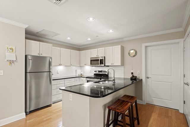 8 Crowninshield St 111, Peabody, MA 01960