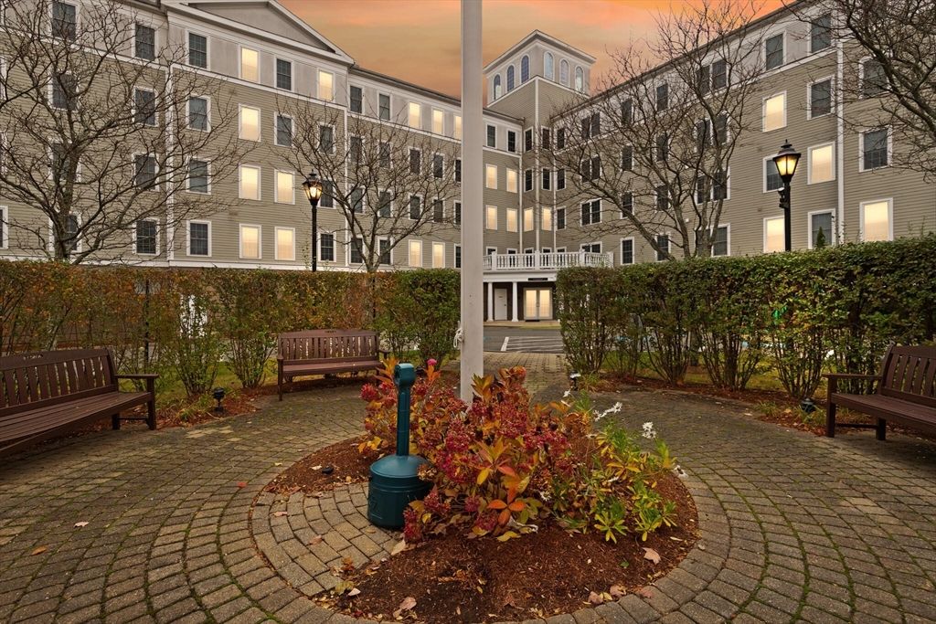 8 Crowninshield St 111, Peabody, MA 01960