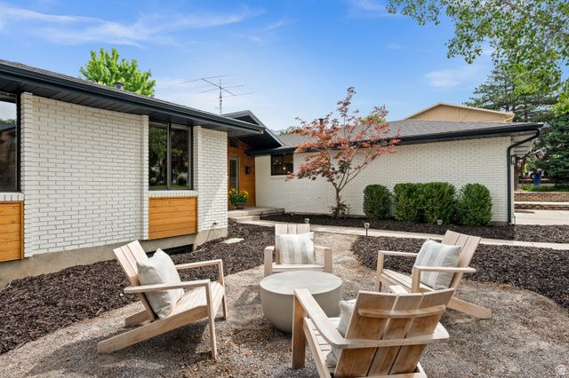2241 E SOMERSET DR, Cottonwood Heights, UT 84121