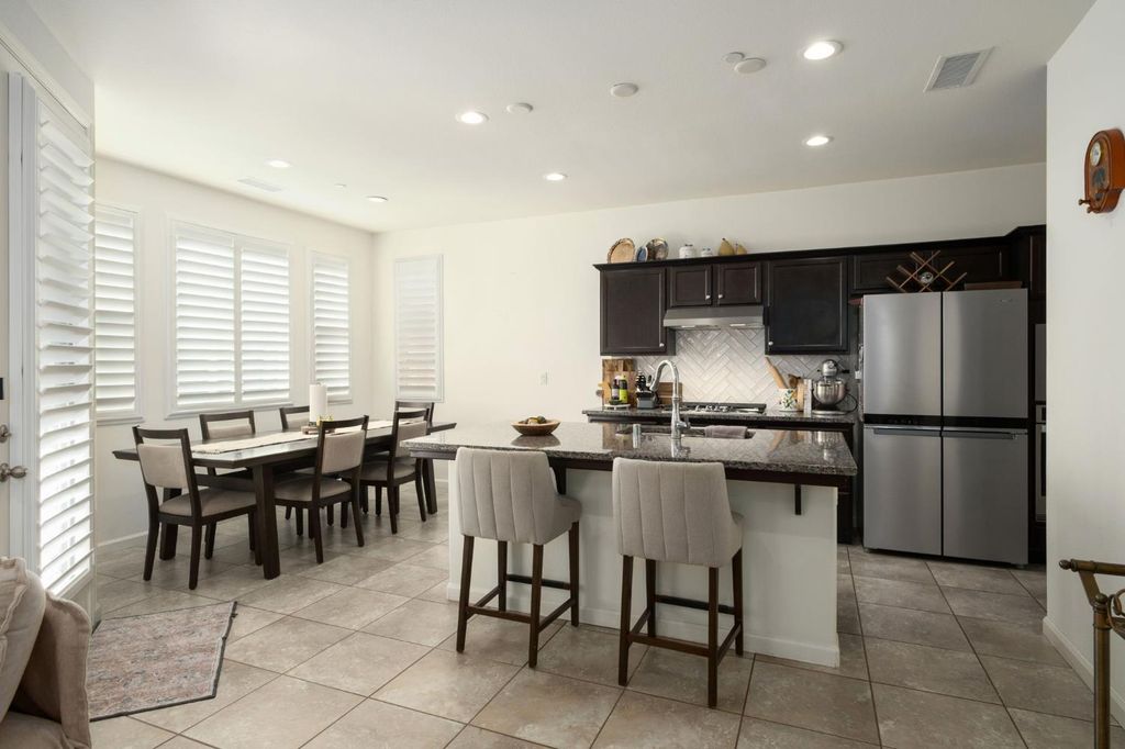 Image 10 of property listing at 906 Wishon Avenue W, Madera, CA 93636