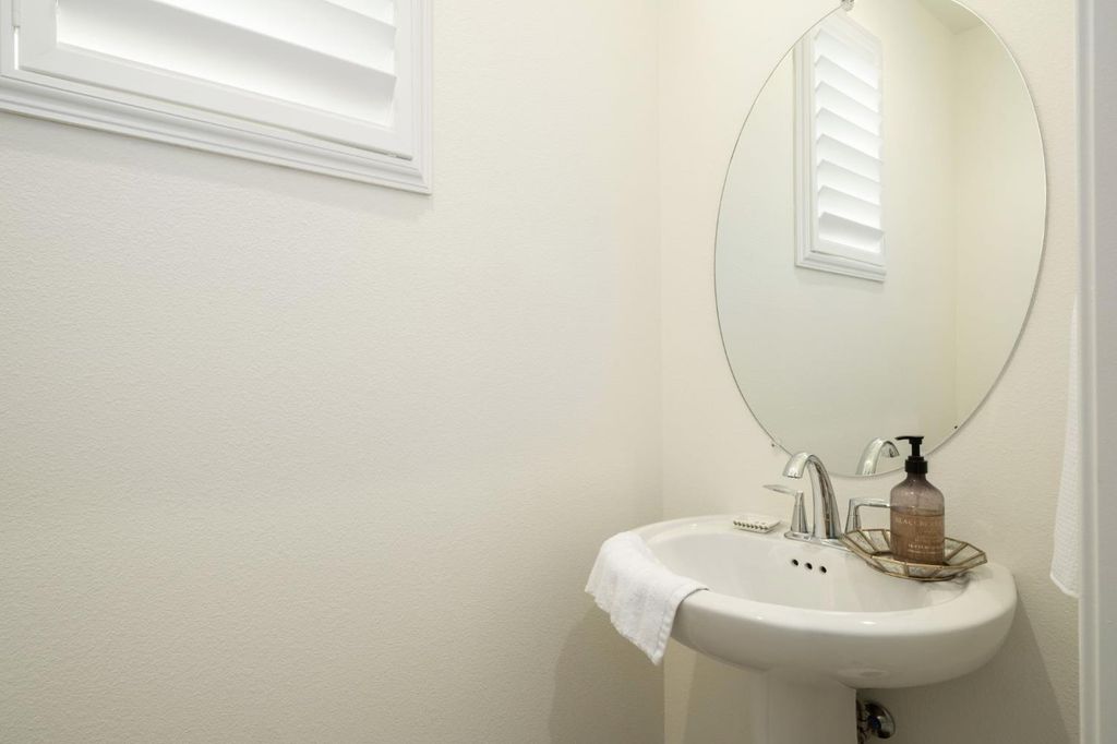 Image 16 of property listing at 906 Wishon Avenue W, Madera, CA 93636