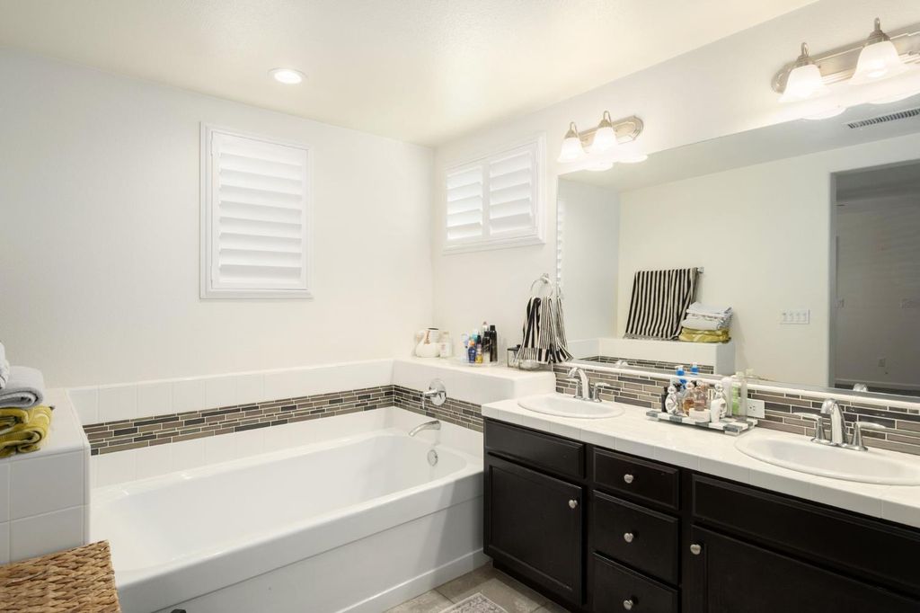 Image 19 of property listing at 906 Wishon Avenue W, Madera, CA 93636