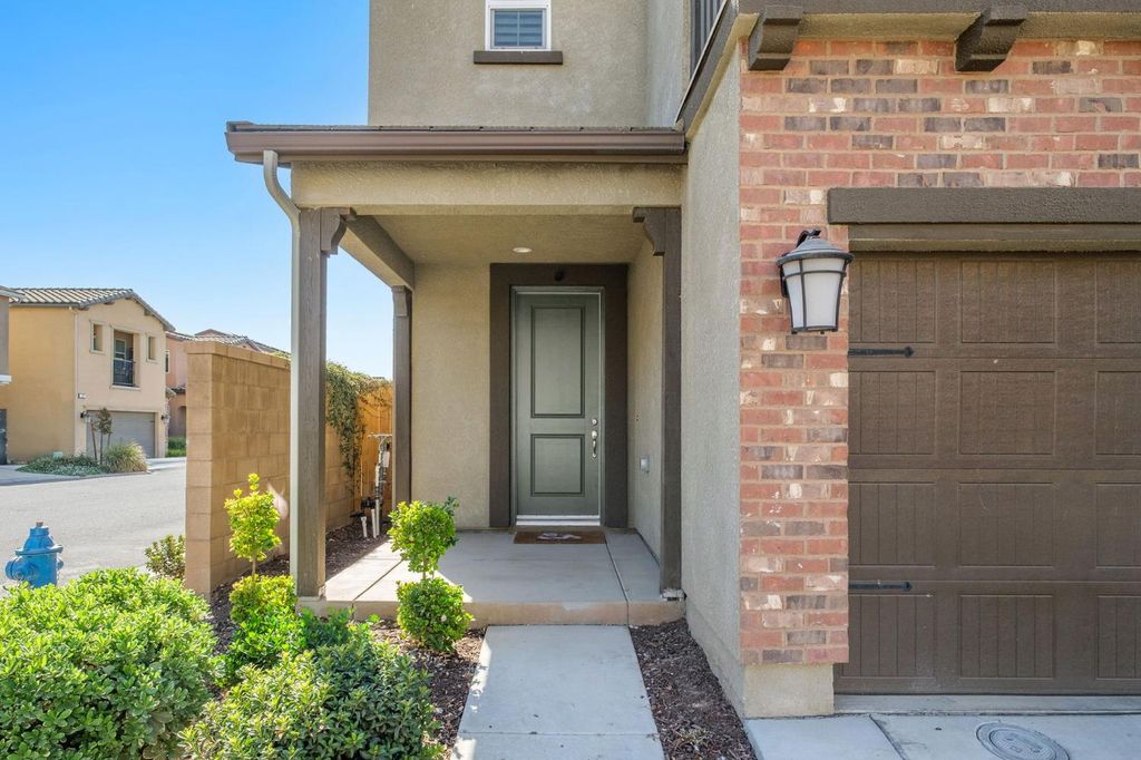 Image 4 of property listing at 906 Wishon Avenue W, Madera, CA 93636