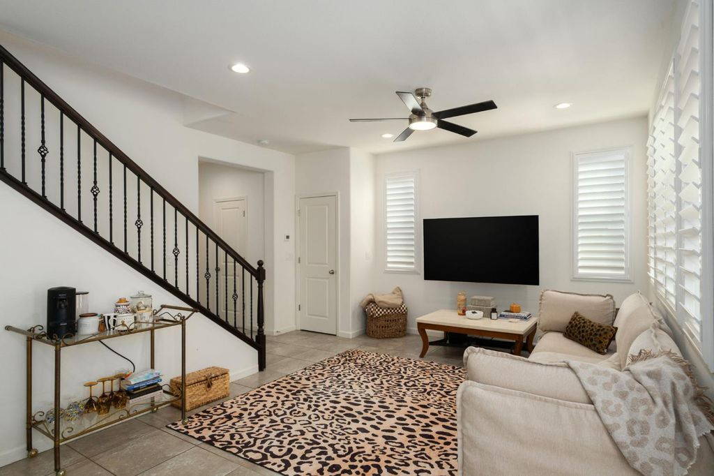 Image 9 of property listing at 906 Wishon Avenue W, Madera, CA 93636