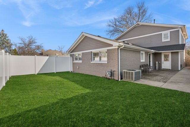 1370 Northmoor Court, Northbrook, IL 60062
