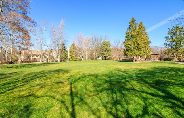 967 Golden Aspen Place, Ashland, OR 97520