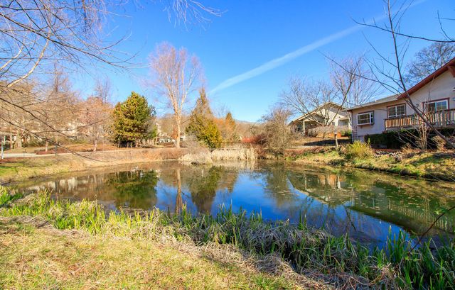 967 Golden Aspen Place, Ashland, OR 97520