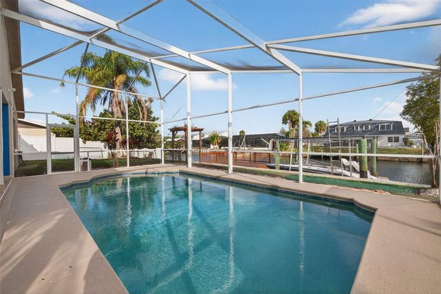 8711 BAY CREST LANE, Tampa, FL 33615