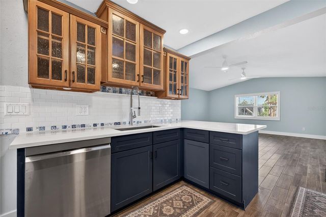 8711 BAY CREST LANE, Tampa, FL 33615