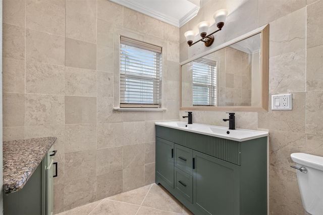 8711 BAY CREST LANE, Tampa, FL 33615