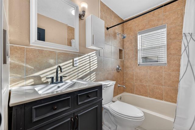 8711 BAY CREST LANE, Tampa, FL 33615