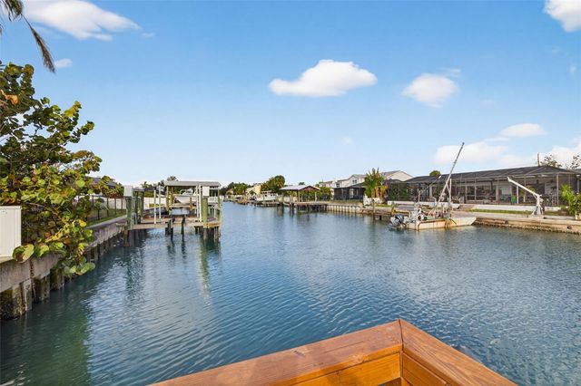 8711 BAY CREST LANE, Tampa, FL 33615